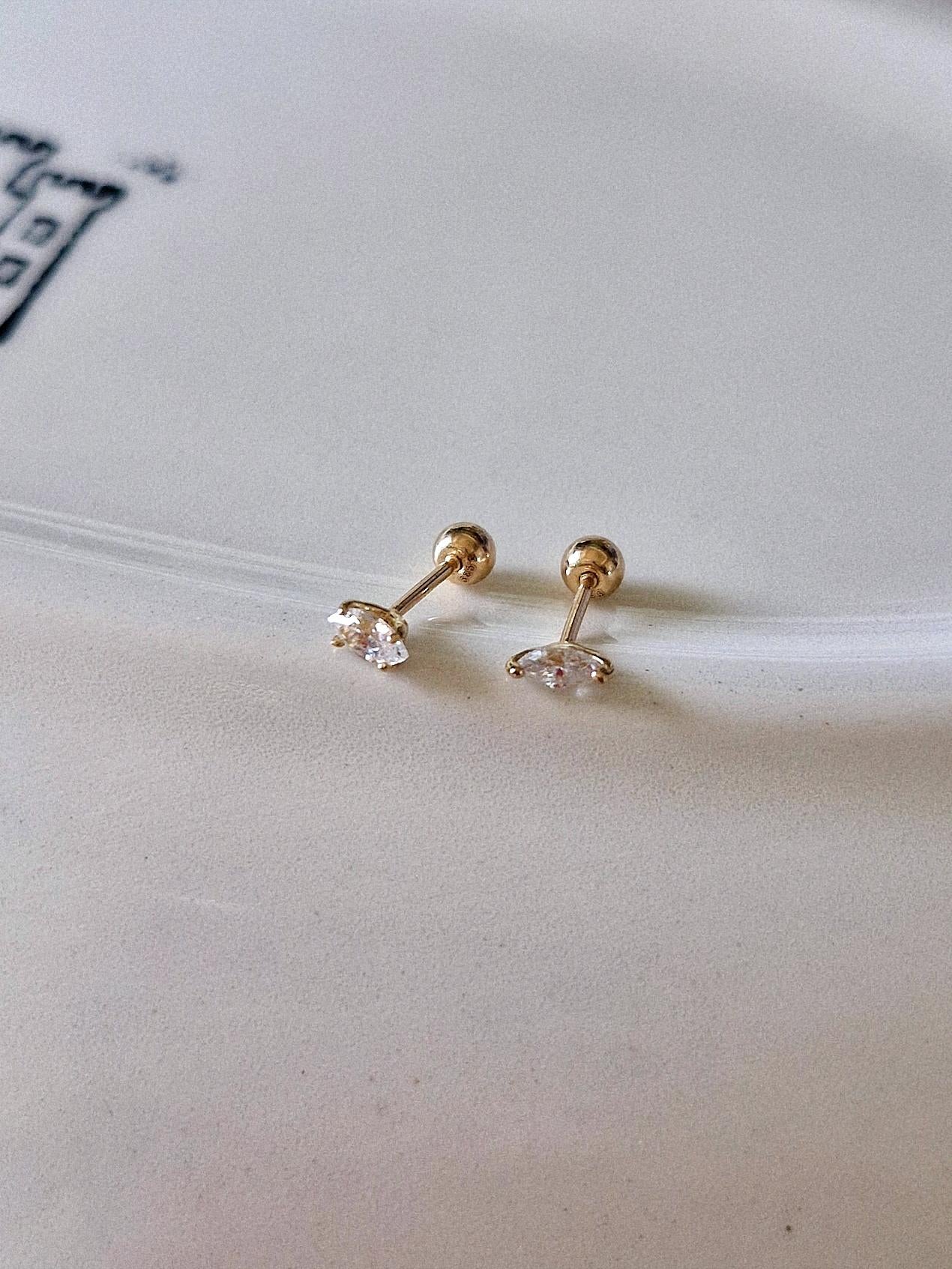 Marquise moissanite cz piercing. Tiny 14k solid gold piercing. Oval 14k piercing.