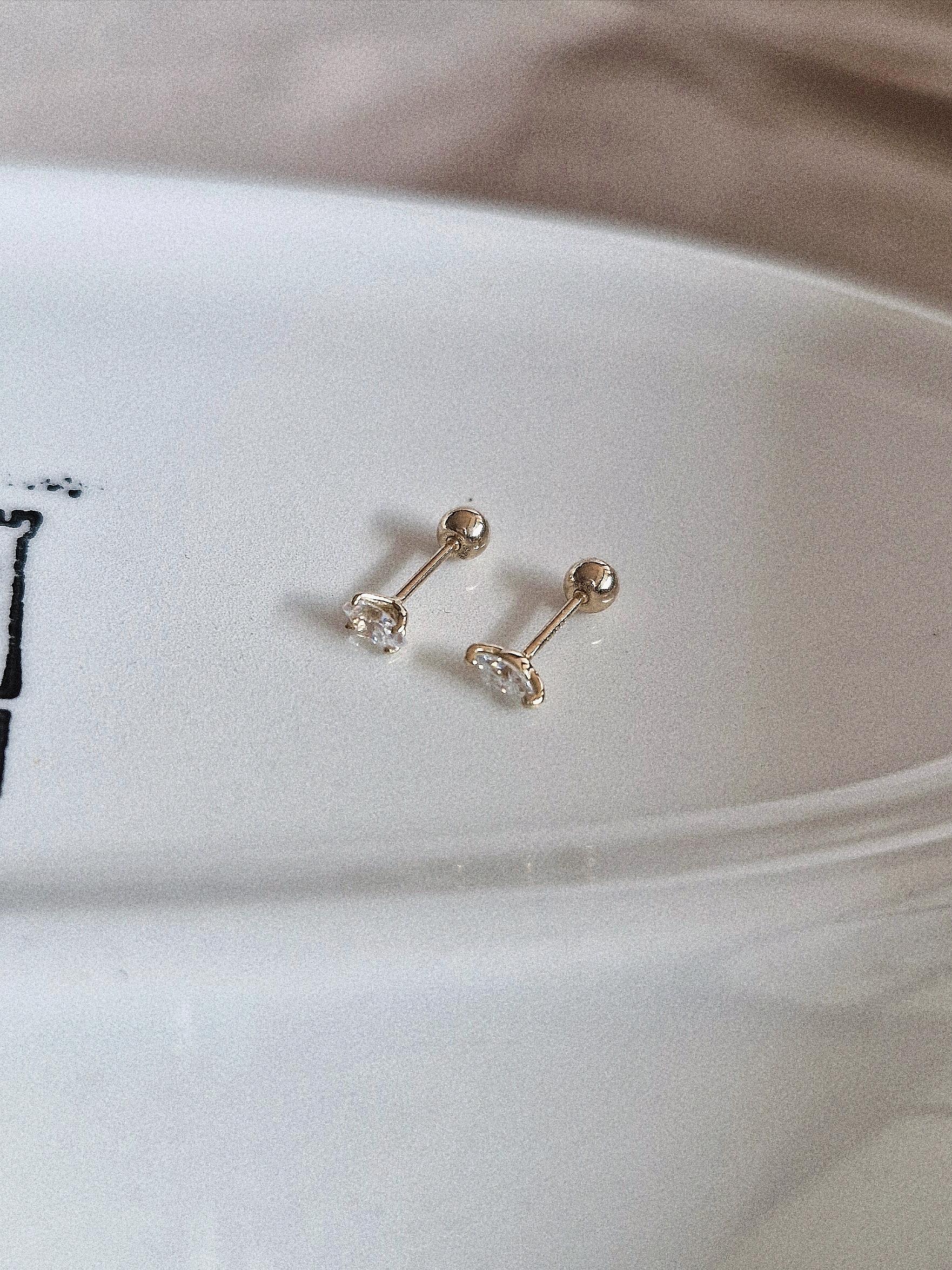 Marquise moissanite cz piercing. Tiny 14k solid gold piercing. Oval 14k piercing.