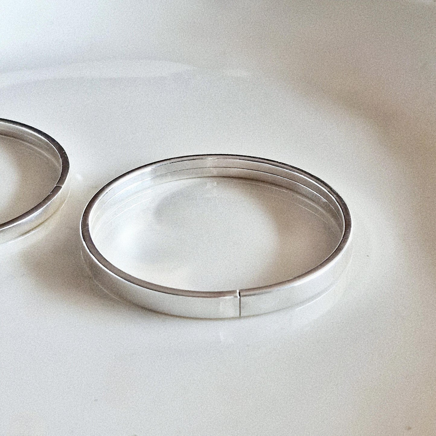 925 Sterling Silver Flat round Openable Bangle Bracelet. open close bangle. Personalized engrave.