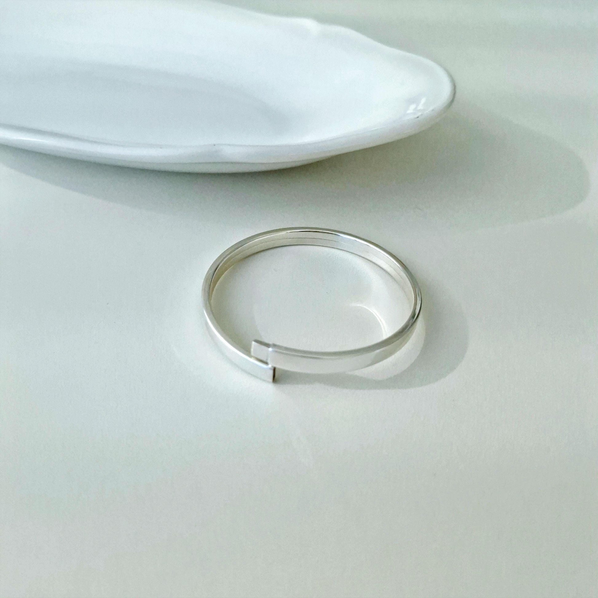 925 Sterling Silver Flat round Openable Bangle Bracelet. open close bangle. Personalized engrave.