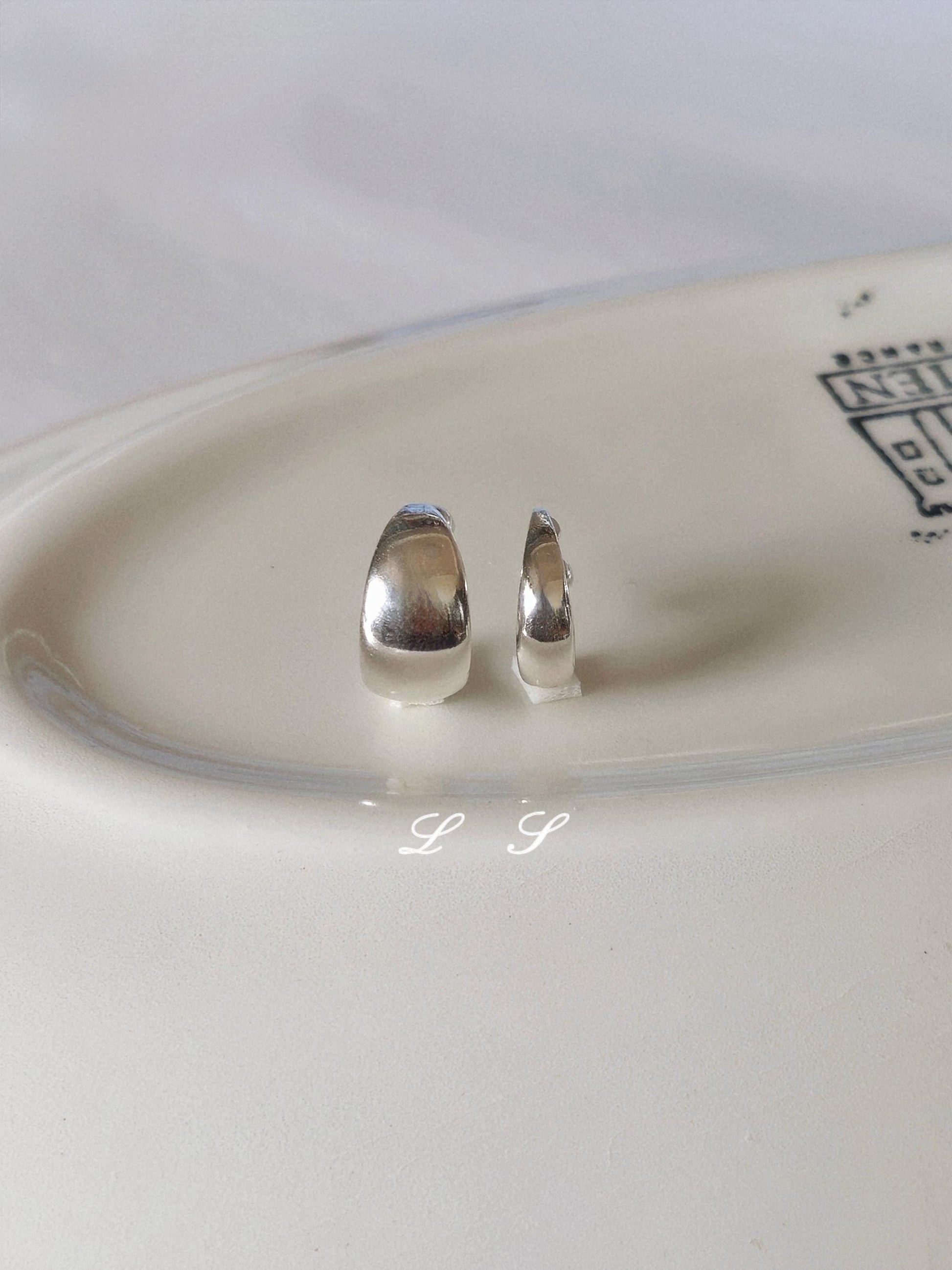 Sterling silver 925 teardrop huggie piercing. Silver Teardrop screwback. Domed huggie piercing.
