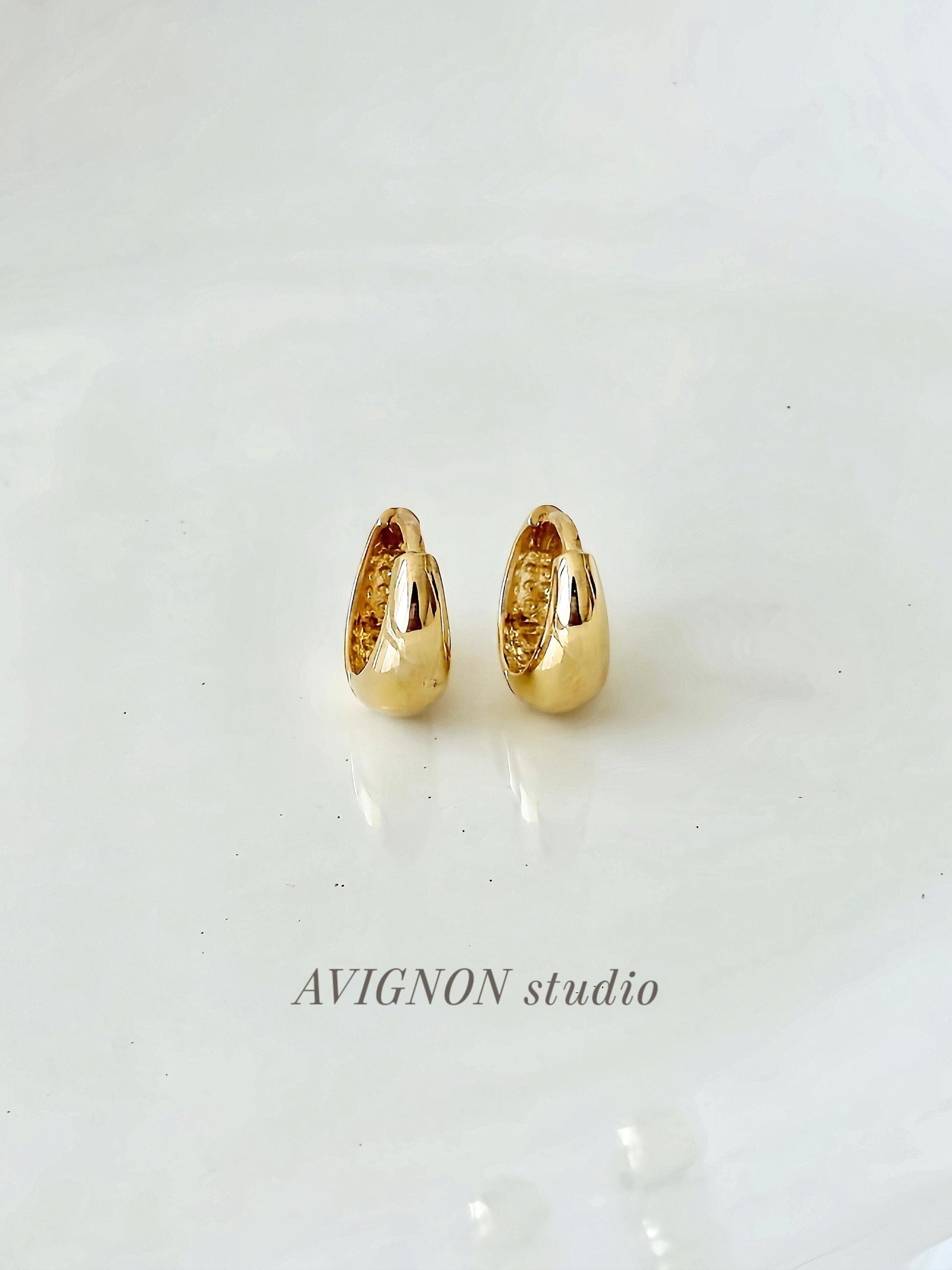 14k 18k solid gold Small tiny teardrop huggie earrings. Dainty hinge earrings. 10mm. 13mm