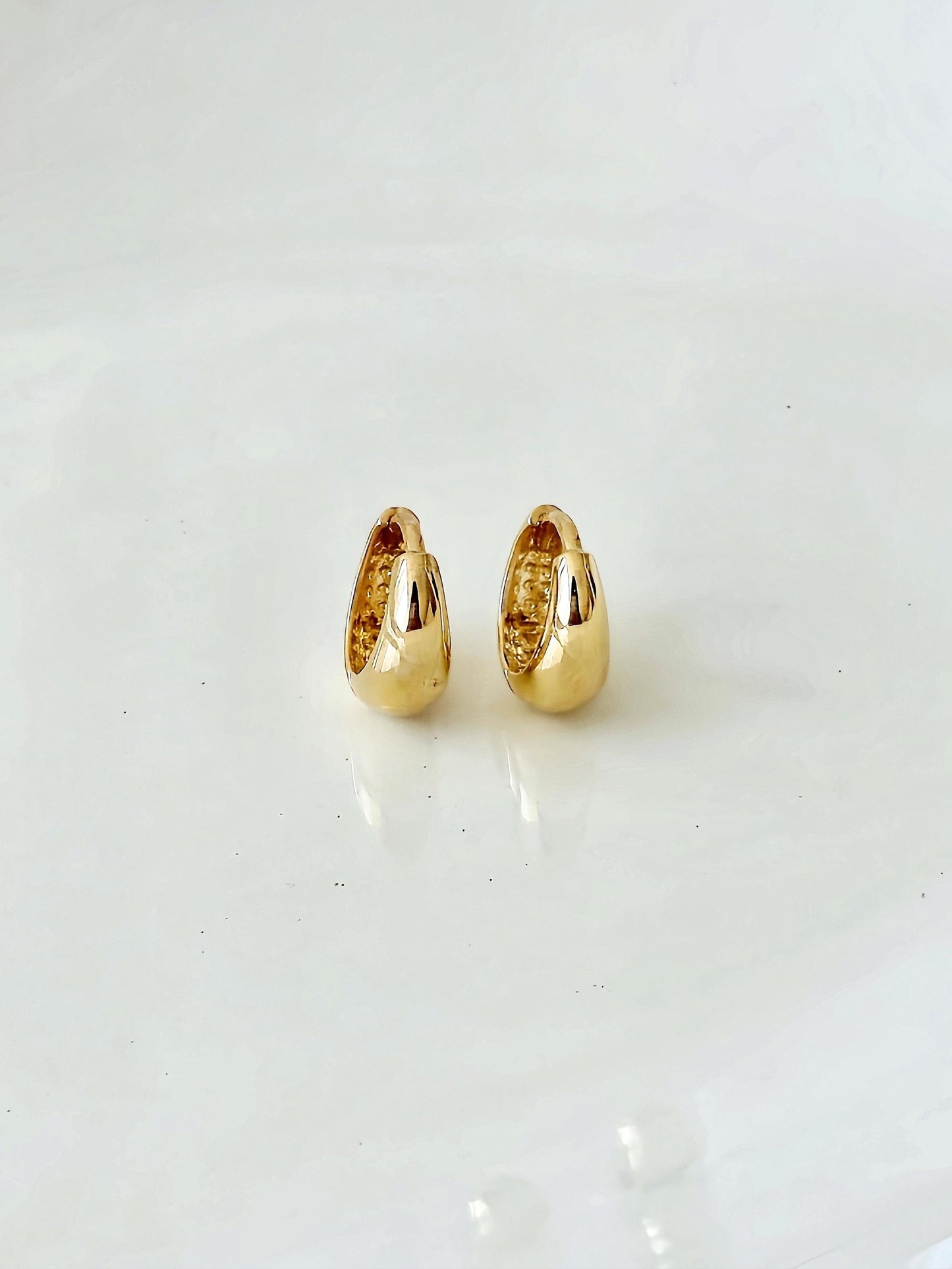 14k 18k solid gold Small tiny teardrop huggie earrings. Dainty hinge earrings. 10mm. 13mm
