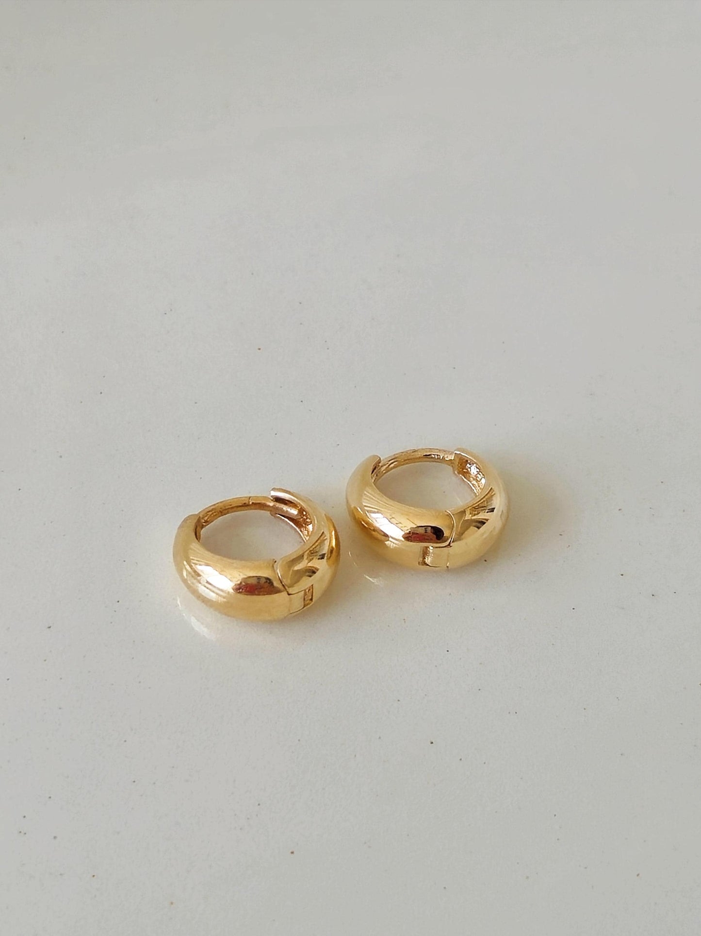 14k 18k solid gold Small tiny teardrop huggie earrings. Dainty hinge earrings. 10mm. 13mm