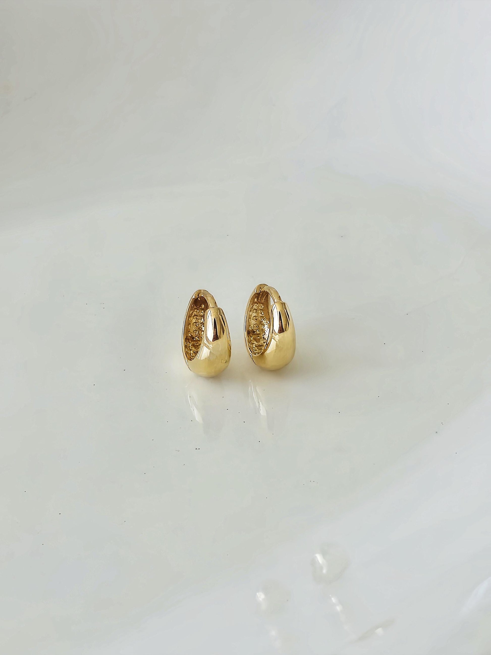 14k 18k solid gold Small tiny teardrop huggie earrings. Dainty hinge earrings. 10mm. 13mm
