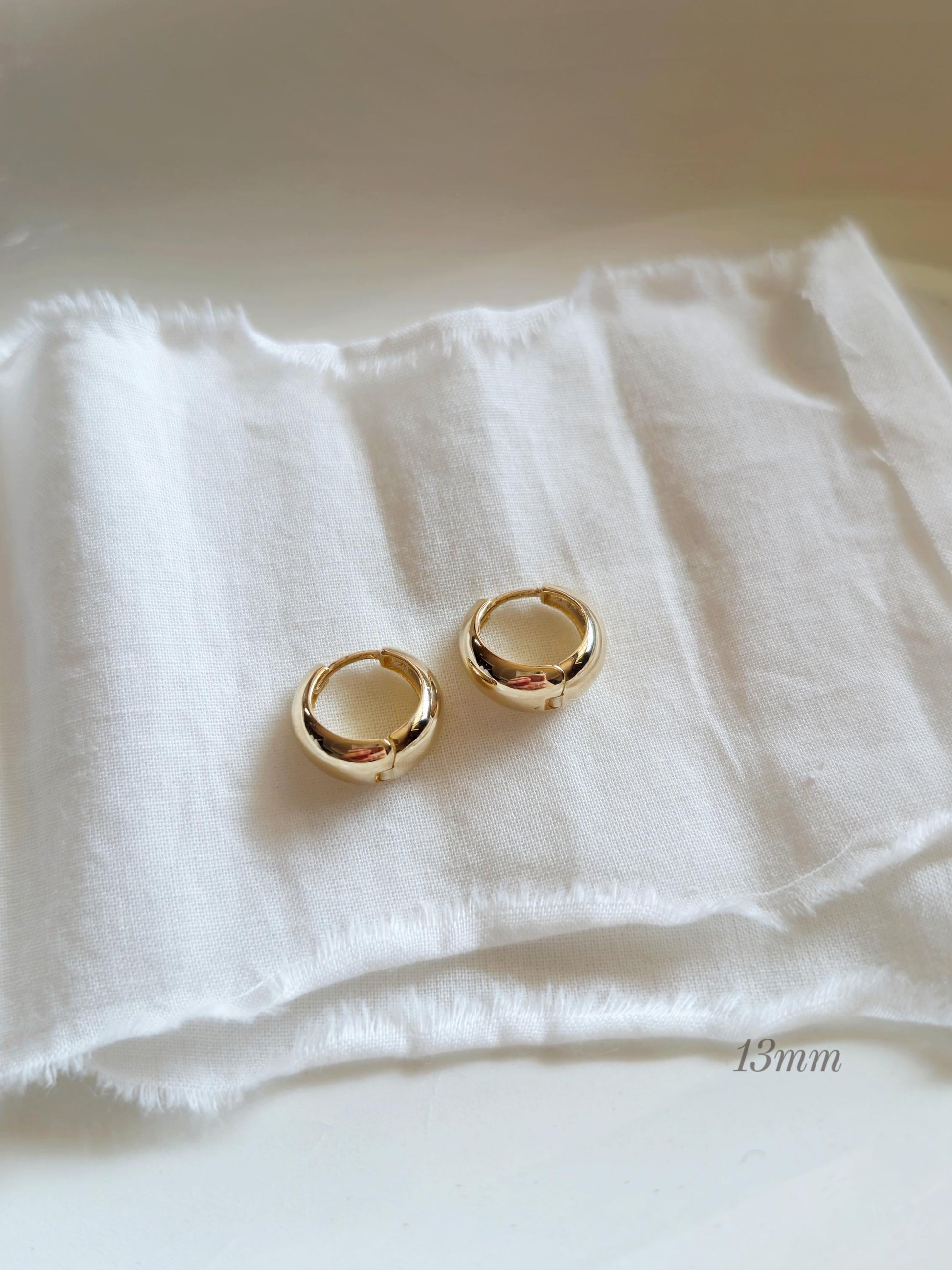 14k 18k solid gold Small tiny teardrop huggie earrings. Dainty hinge earrings. 10mm. 13mm