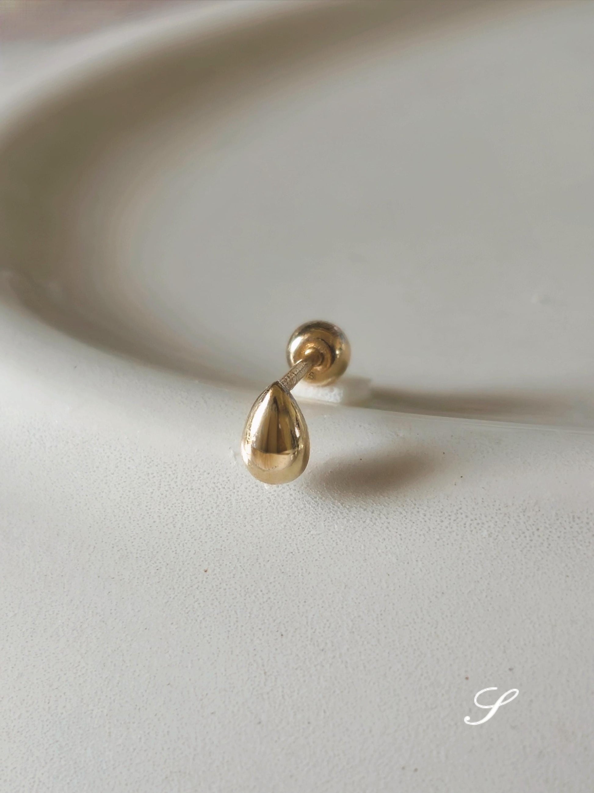 14k solid gold Teardrop screwball piercing. Teardrop piercing.
