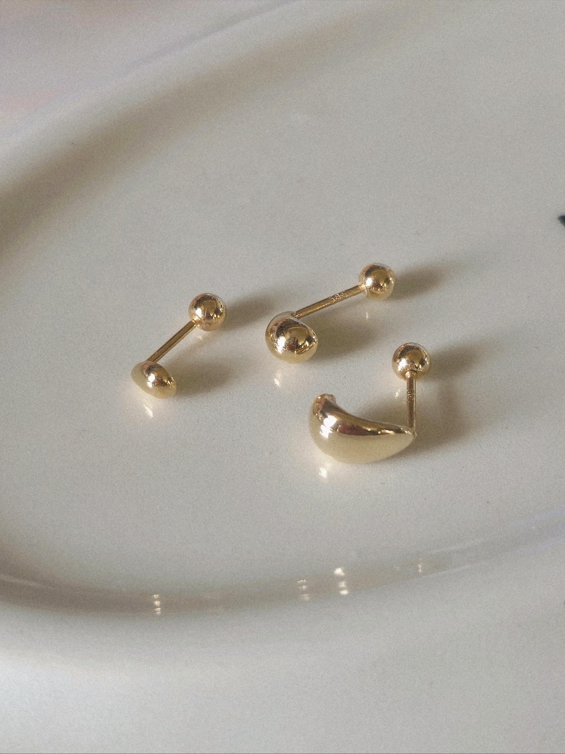 14k solid gold Teardrop screwball piercing. Teardrop piercing.