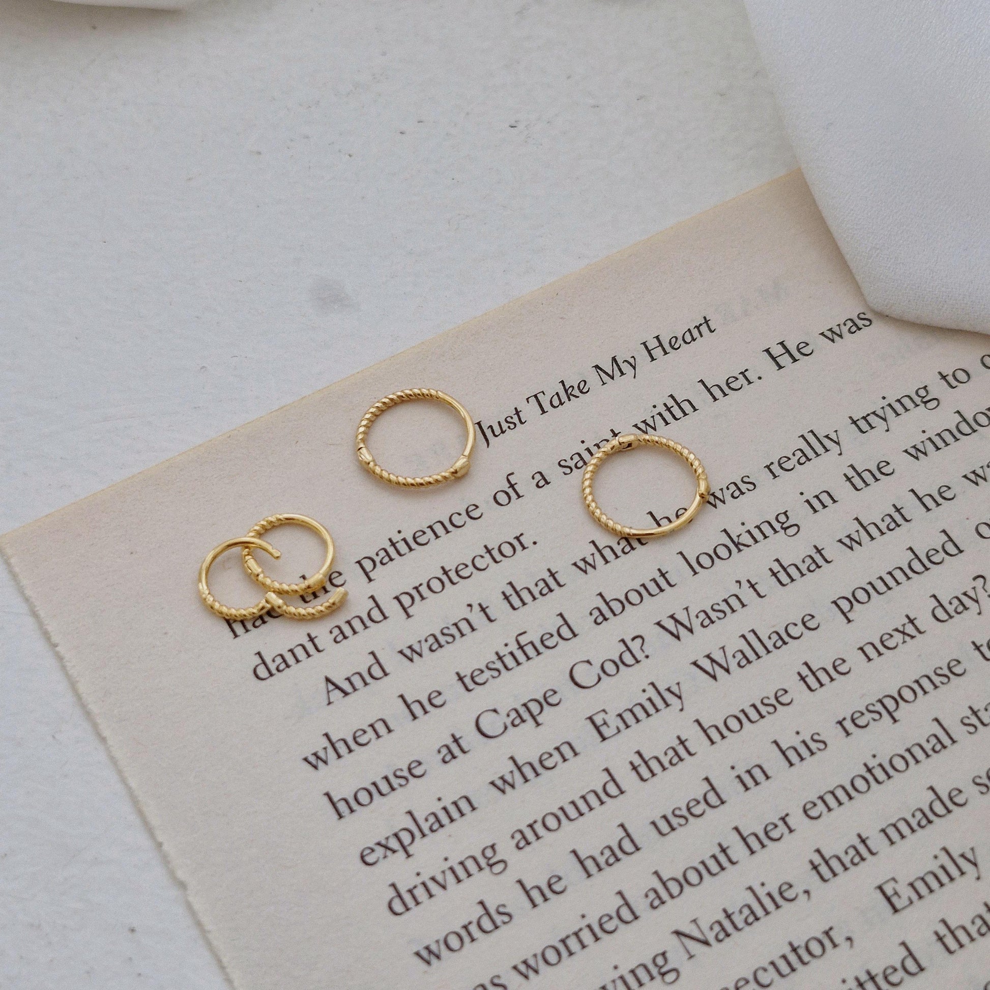 minimalist twist hoop earrings piercing sterling silver. slim Dainty huggie. 925 sterling silver gold plated.6.5mm 9mm. Hinged Clicker.