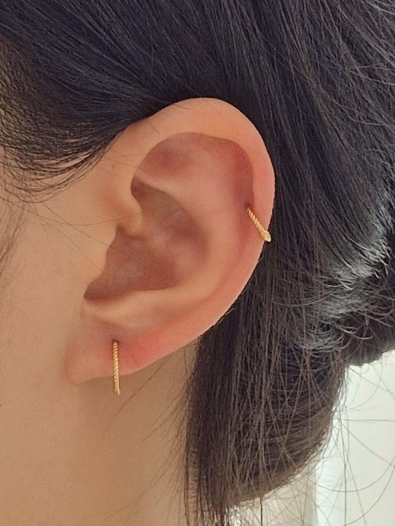 minimalist twist hoop earrings piercing sterling silver. slim Dainty huggie. 925 sterling silver gold plated.6.5mm 9mm. Hinged Clicker.
