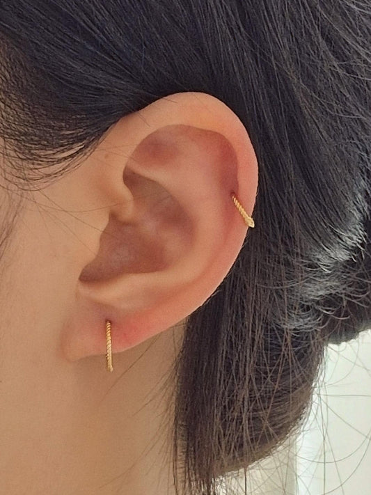 minimalist twist hoop earrings piercing sterling silver. slim Dainty huggie. 925 sterling silver gold plated.6.5mm 9mm. Hinged Clicker.