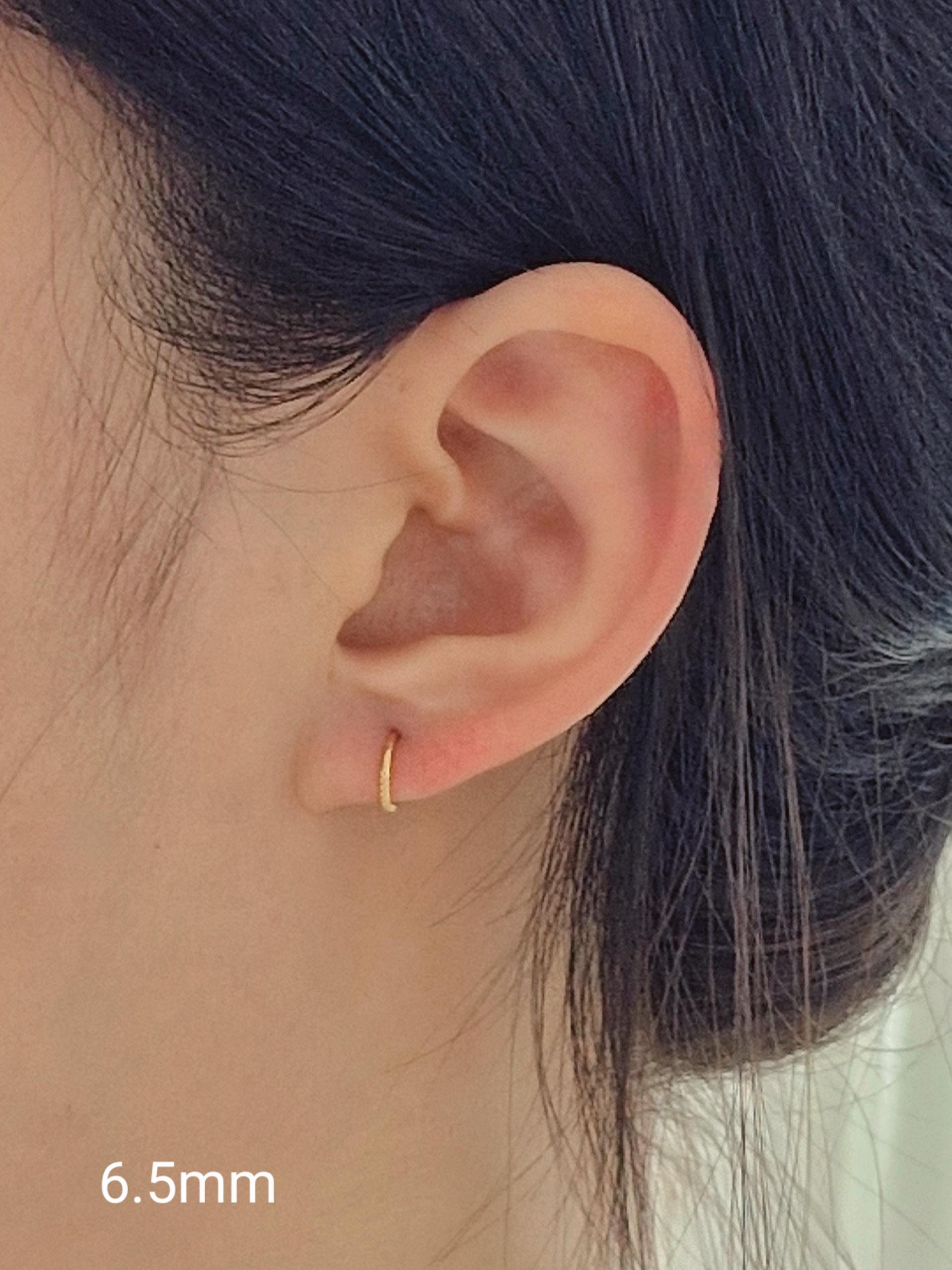 minimalist twist hoop earrings piercing sterling silver. slim Dainty huggie. 925 sterling silver gold plated.6.5mm 9mm. Hinged Clicker.
