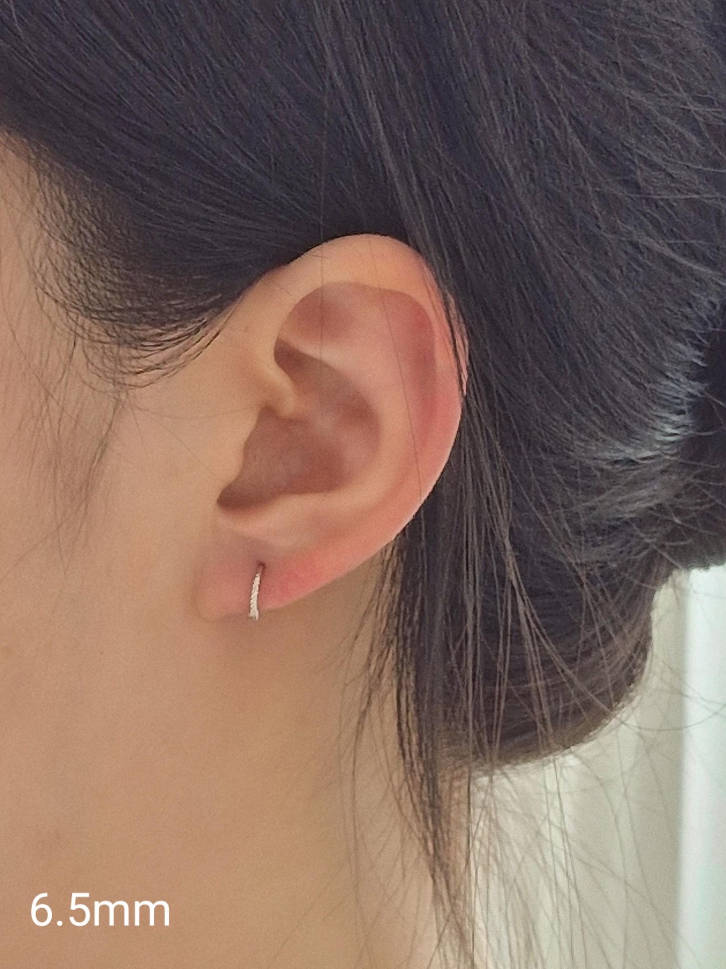 minimalist twist hoop earrings piercing sterling silver. slim Dainty huggie. 925 sterling silver gold plated.6.5mm 9mm. Hinged Clicker.