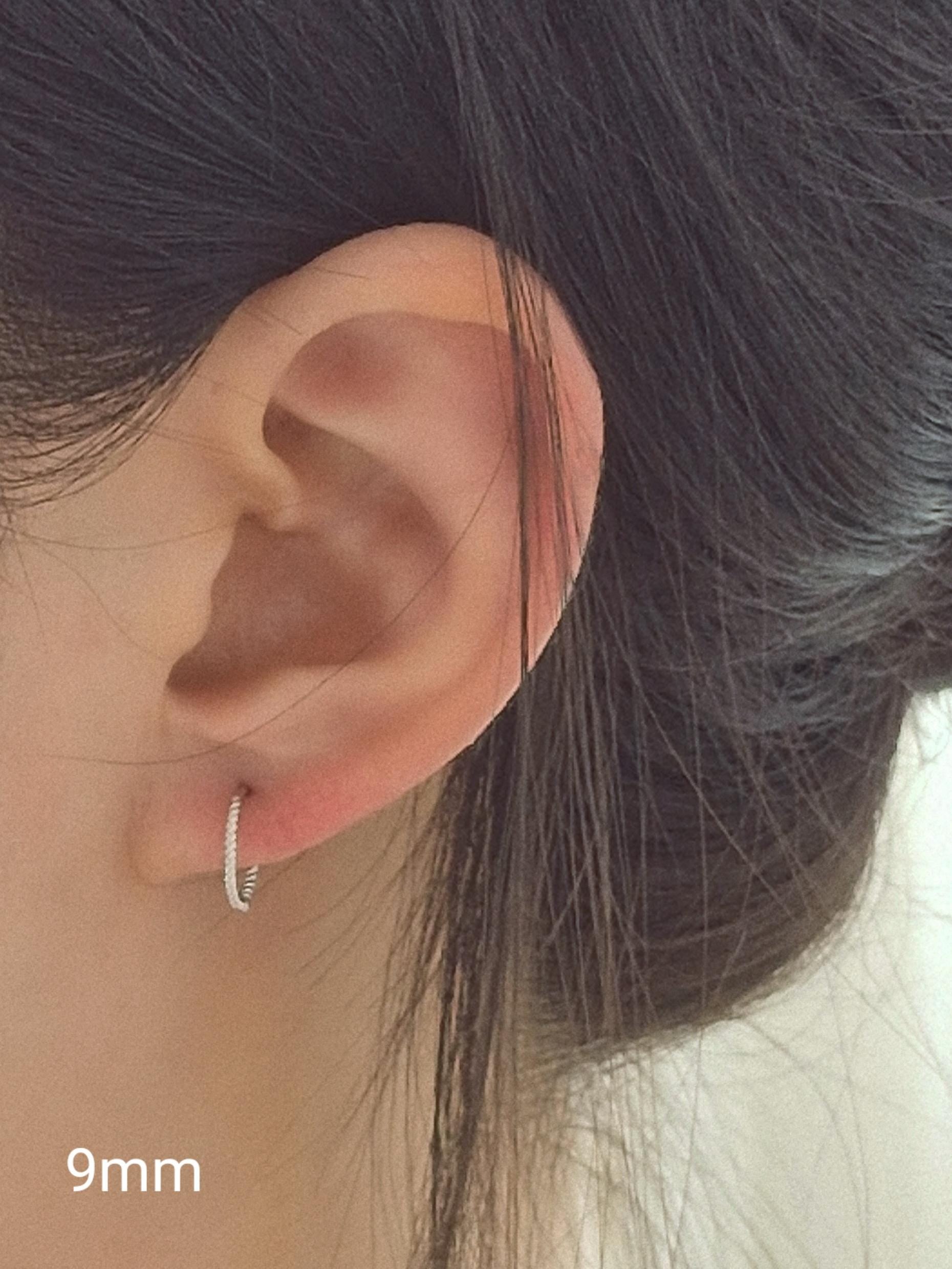 minimalist twist hoop earrings piercing sterling silver. slim Dainty huggie. 925 sterling silver gold plated.6.5mm 9mm. Hinged Clicker.