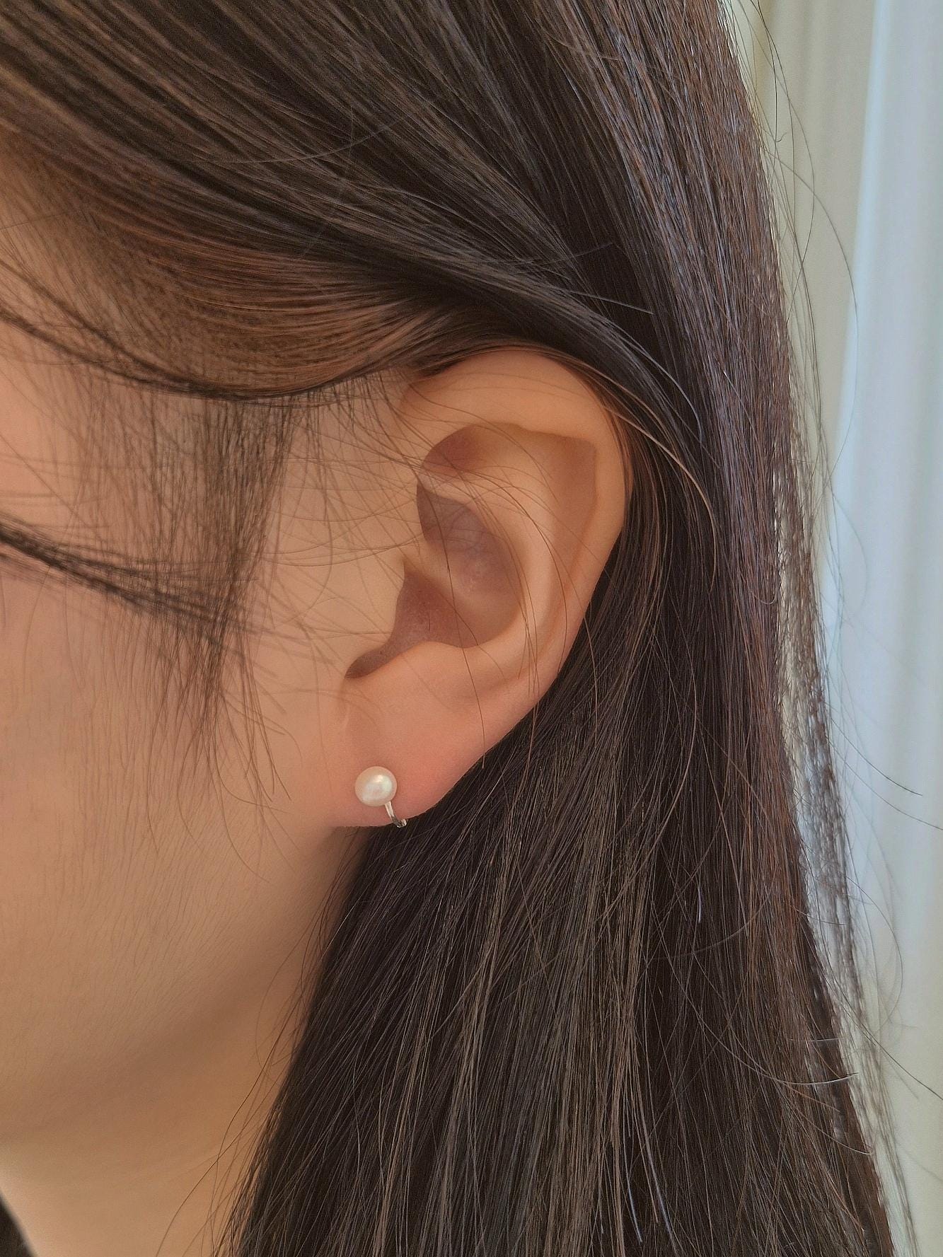 5mm freshwater pearl mini huggie hinged hoop sterling silver earrings. minimal huggie earrings. Price for pair.