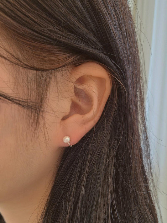 5mm freshwater pearl mini huggie hinged hoop sterling silver earrings. minimal huggie earrings. Price for pair.