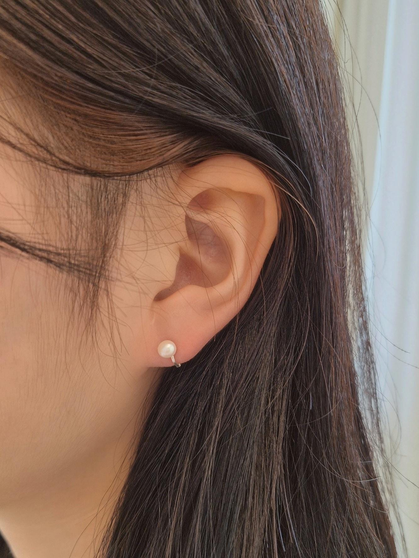 5mm freshwater pearl mini huggie hinged hoop sterling silver earrings. minimal huggie earrings. Price for pair.