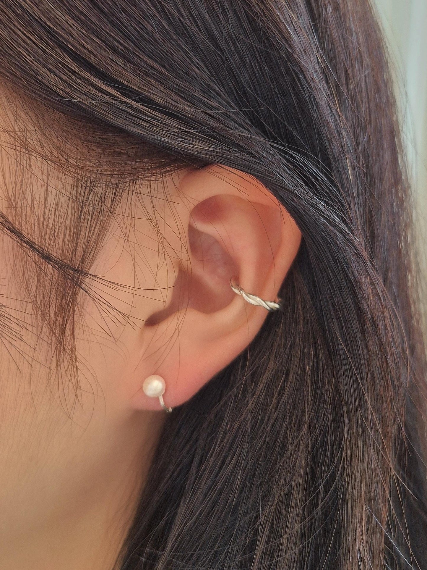 5mm freshwater pearl mini huggie hinged hoop sterling silver earrings. minimal huggie earrings. Price for pair.