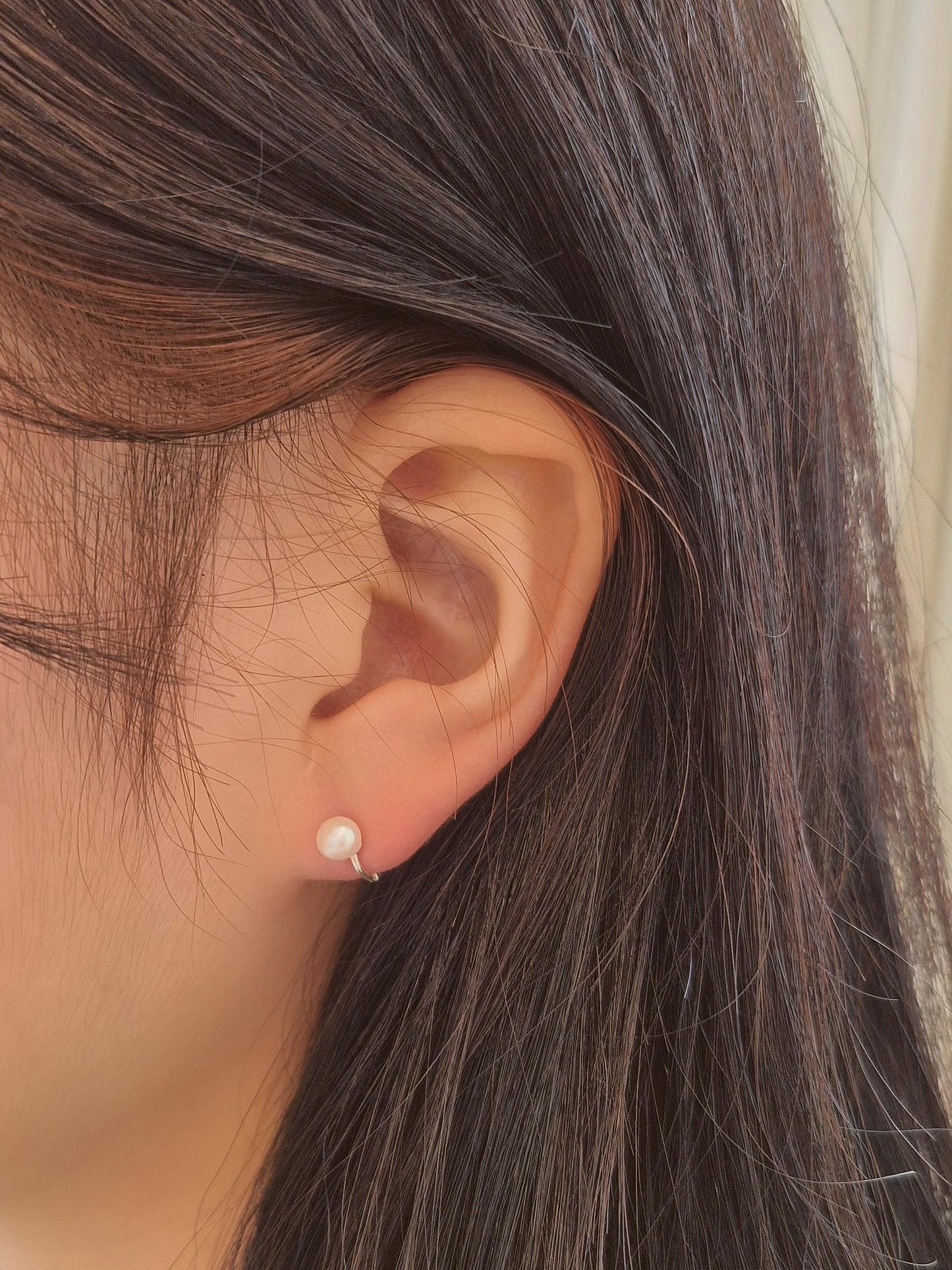 5mm freshwater pearl mini huggie hinged hoop sterling silver earrings. minimal huggie earrings. Price for pair.