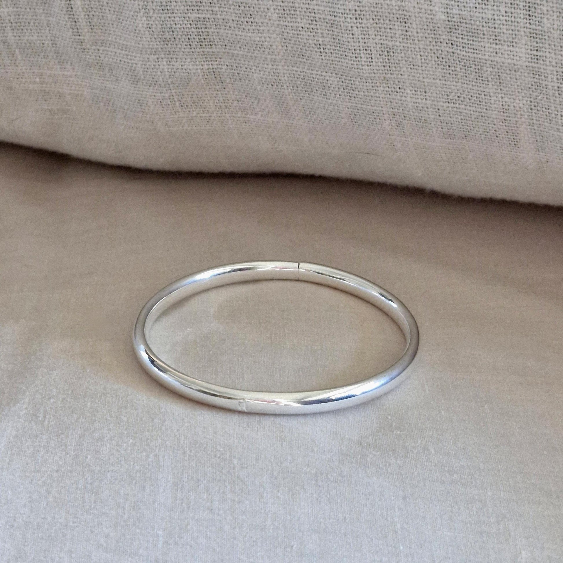 open close Hinged Round bangle bracelet 925 silver sterling. circle type.