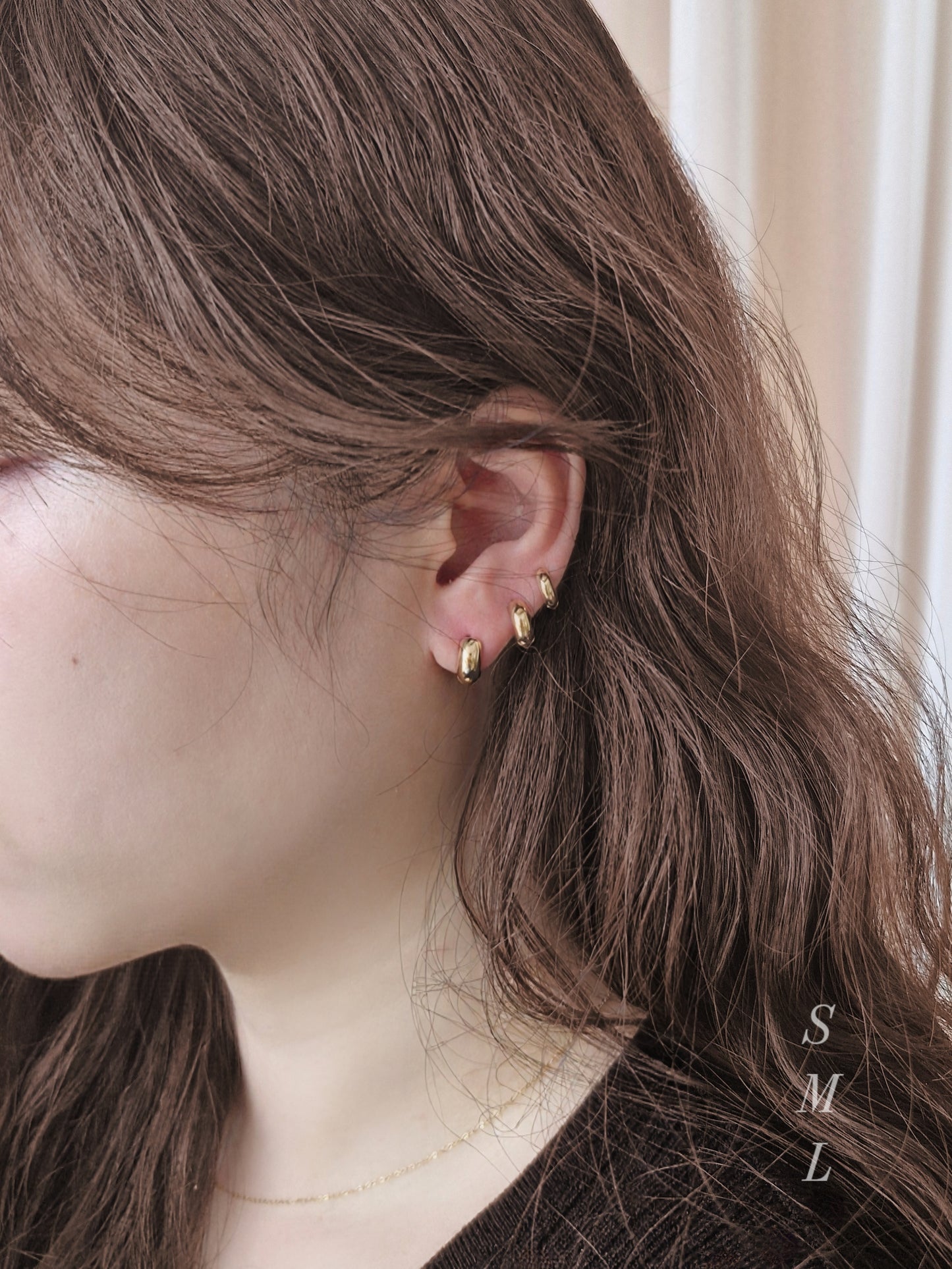 14K solid gold Snug-fitting huggie style earring  that sits close to the ear.
