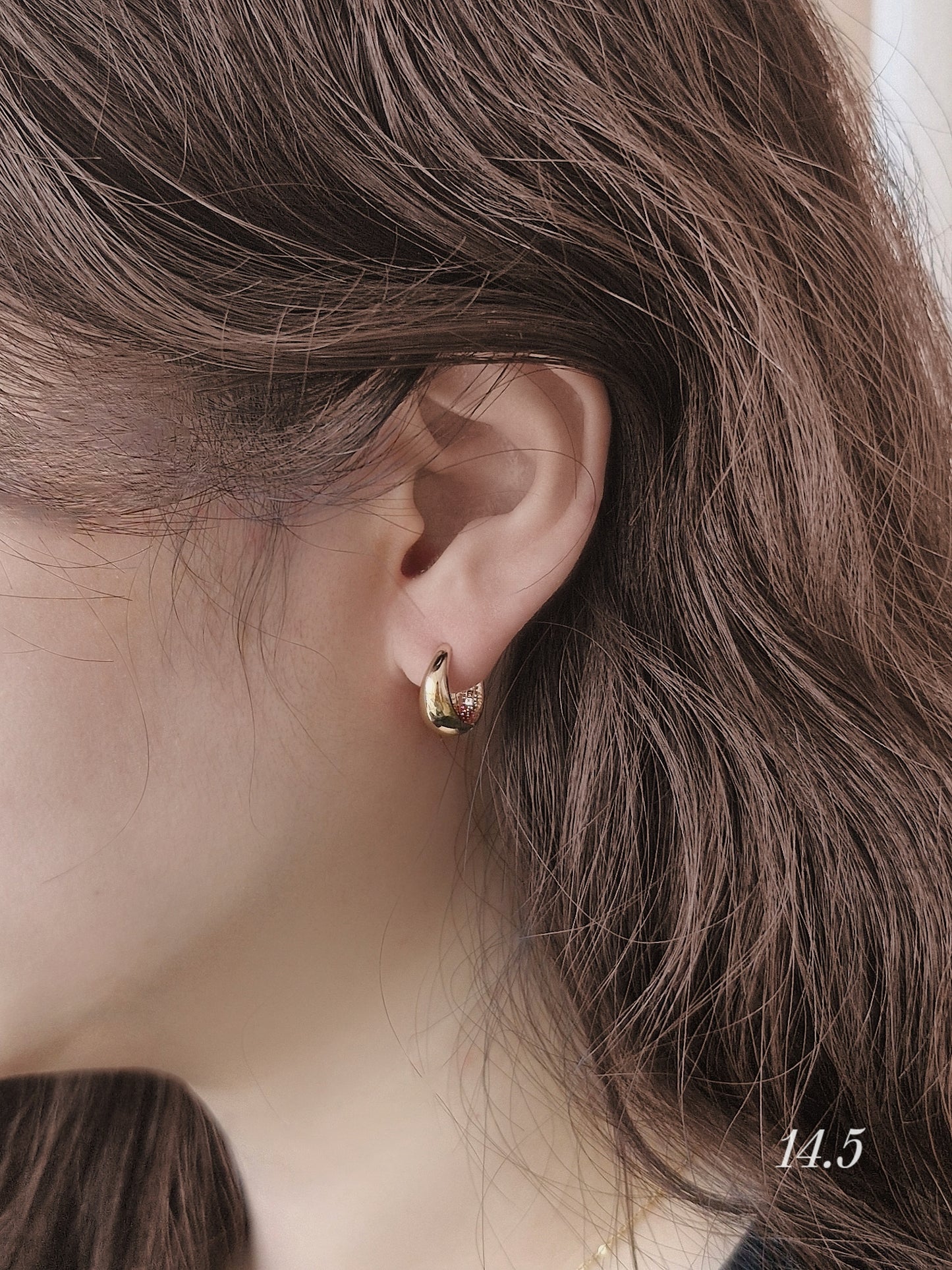 14k 18k solid gold Small tiny teardrop huggie earrings. Dainty hinge earrings.