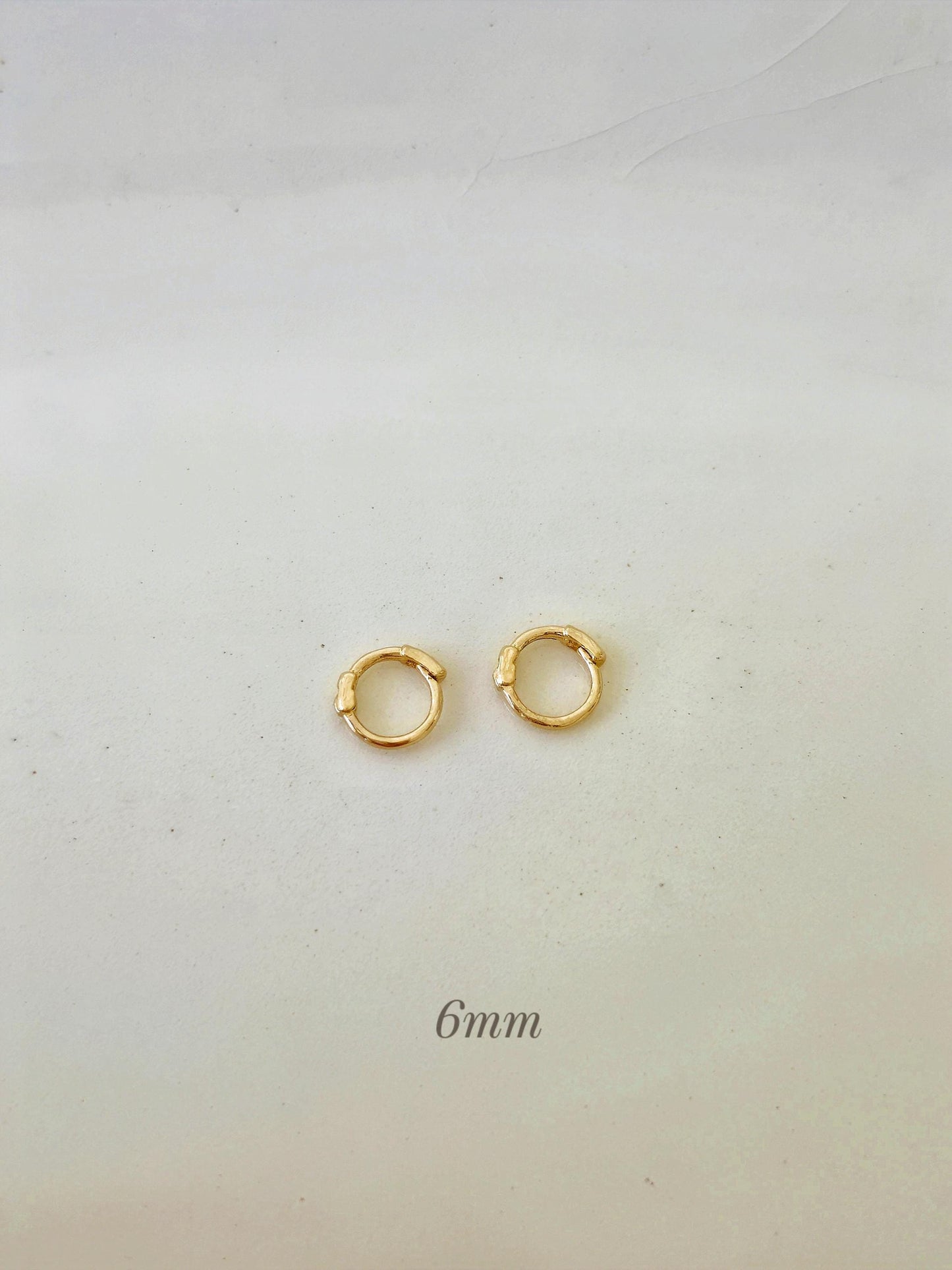 sleek Thin slim 14k solid gold Hinged clicker.
