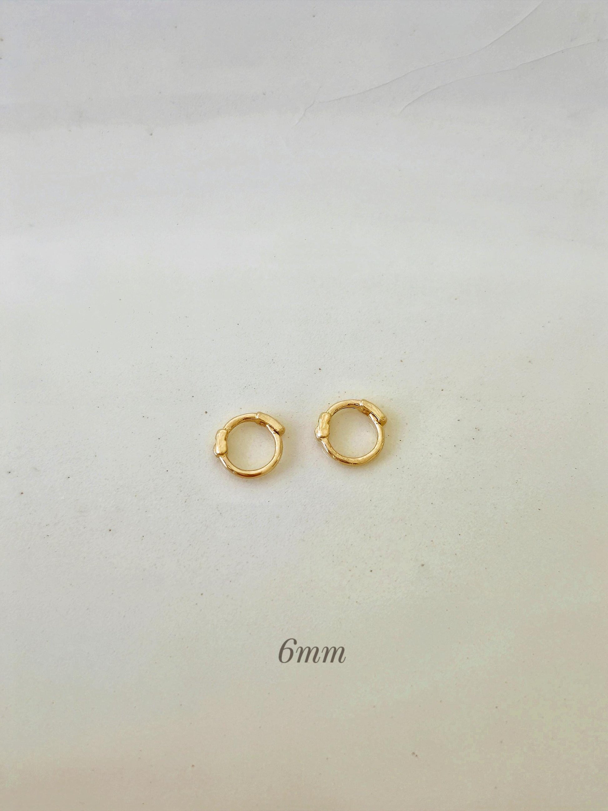 sleek Thin slim 14k solid gold Hinged clicker.