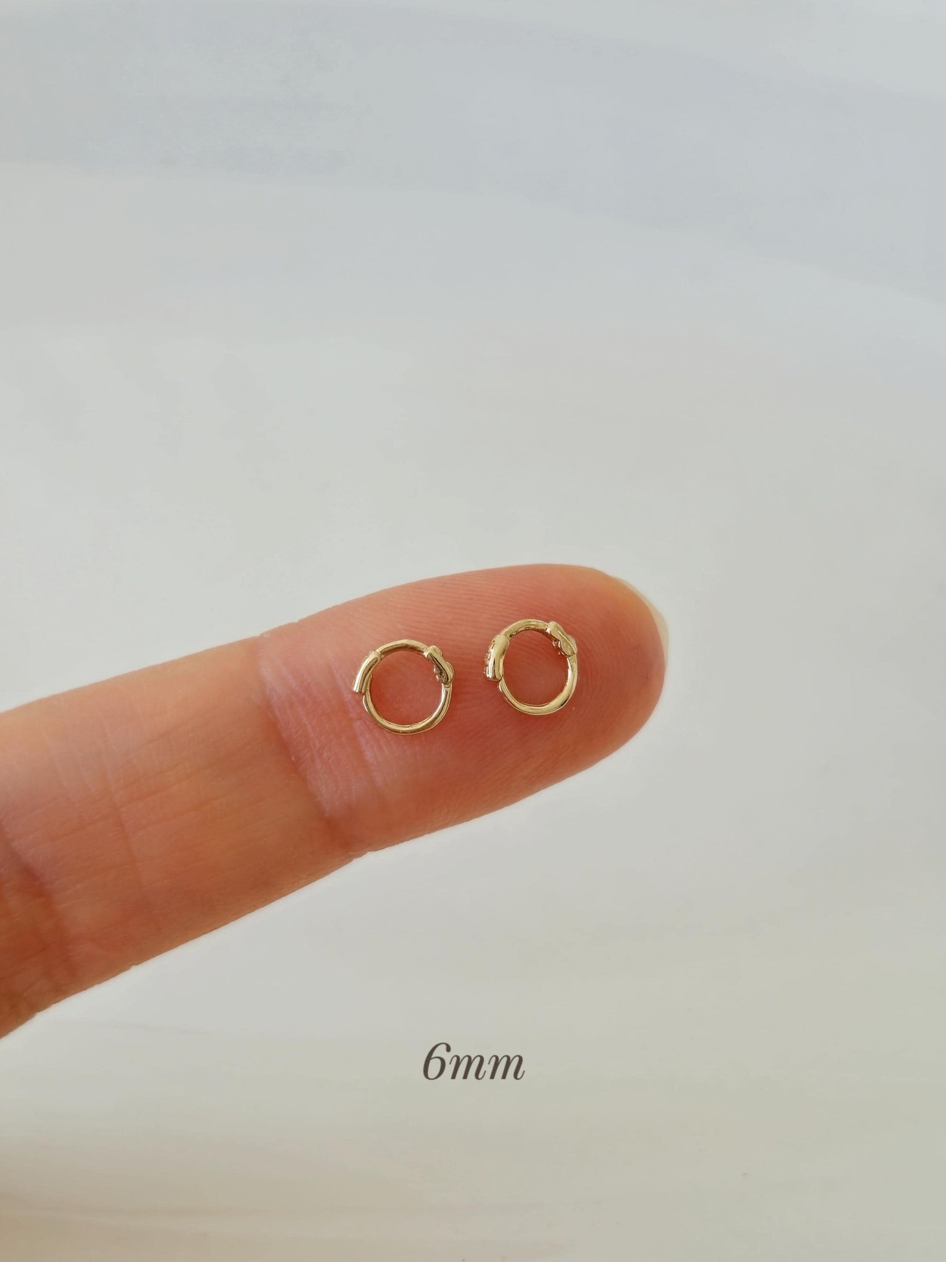 sleek Thin slim 14k solid gold Hinged clicker.