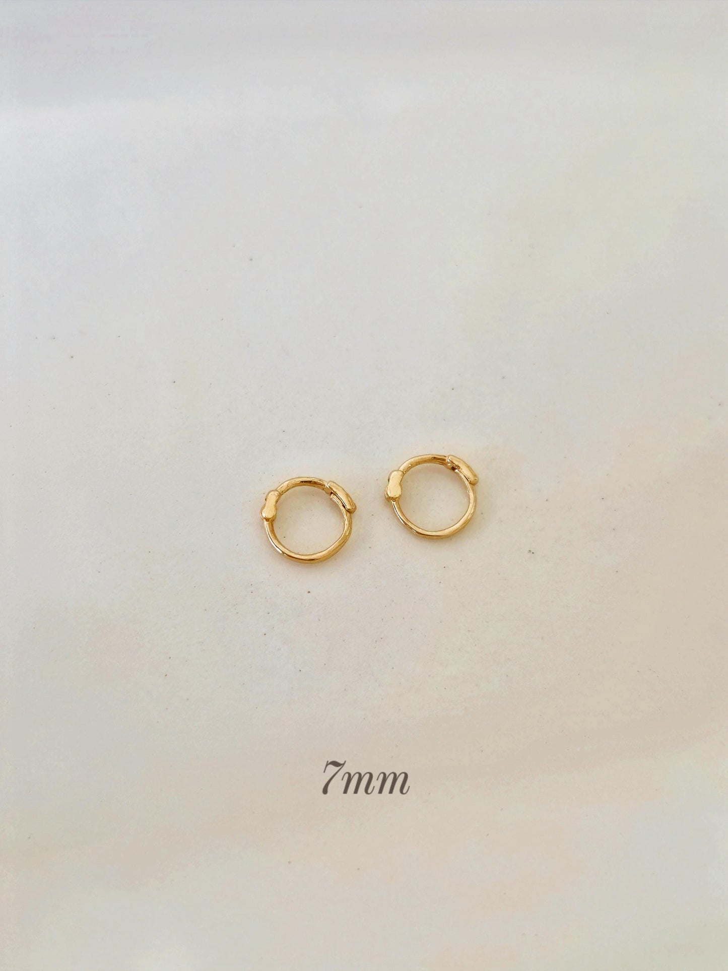 sleek Thin slim 14k solid gold Hinged clicker.