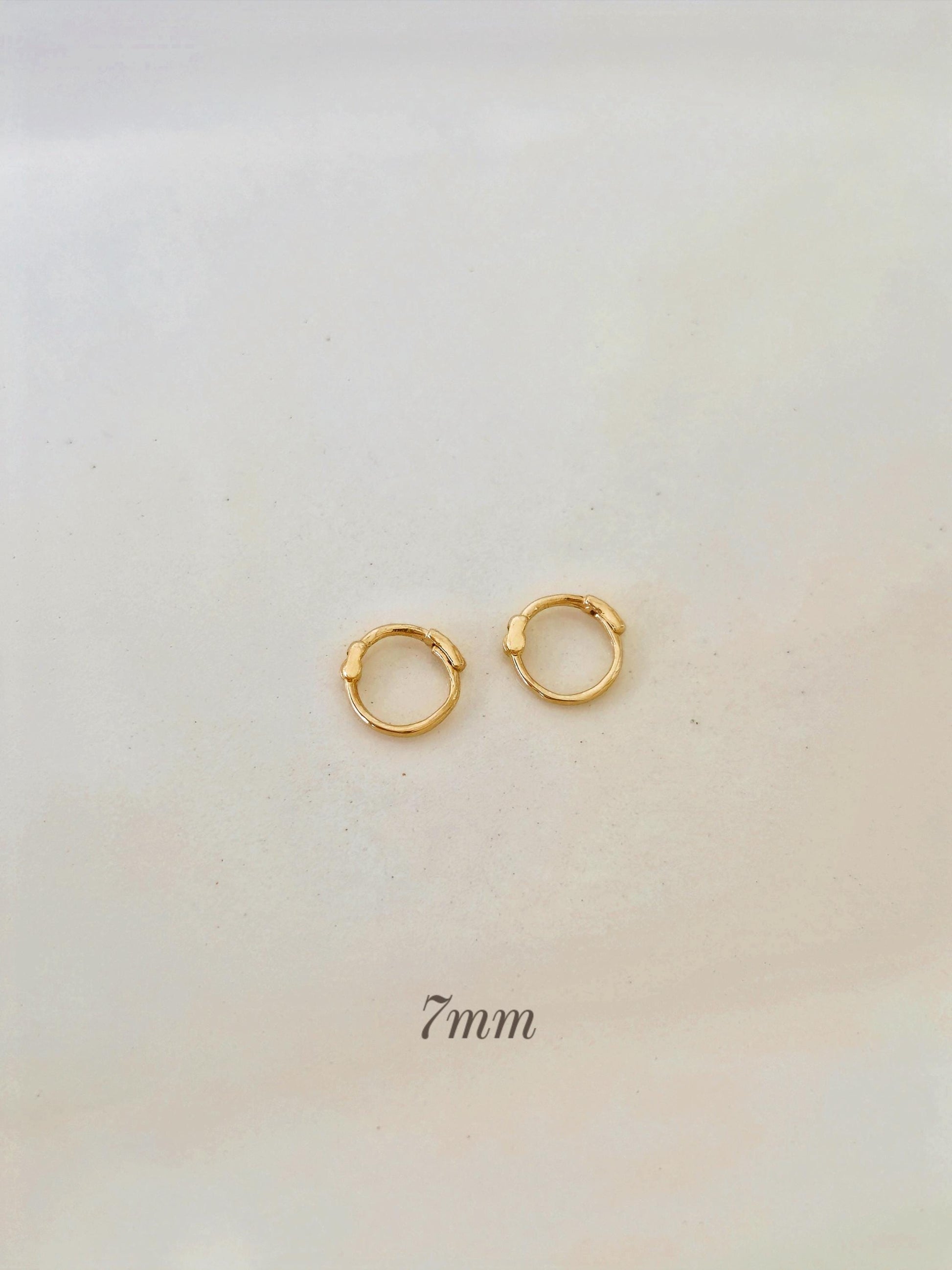 sleek Thin slim 14k solid gold Hinged clicker.