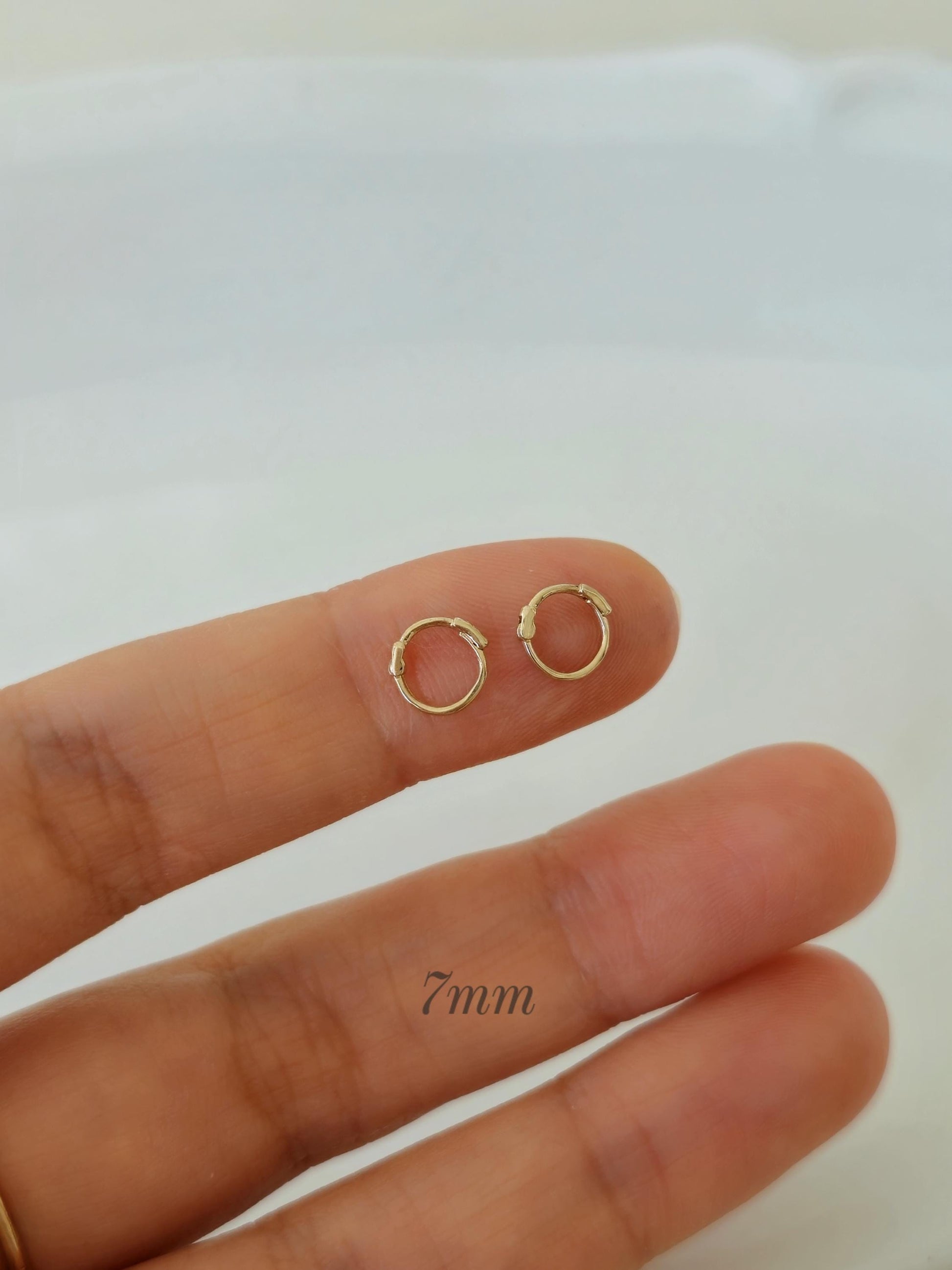 sleek Thin slim 14k solid gold Hinged clicker.